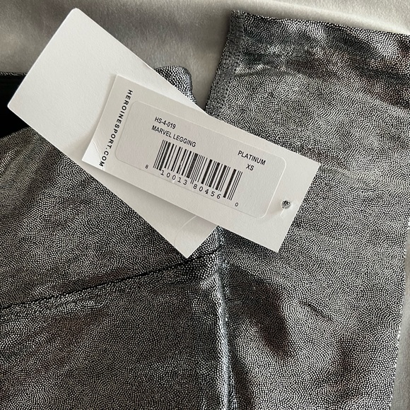 Heroine Sport MARVEL LEGGING [PLATINUM] size XS NWT - Picture 3 of 13